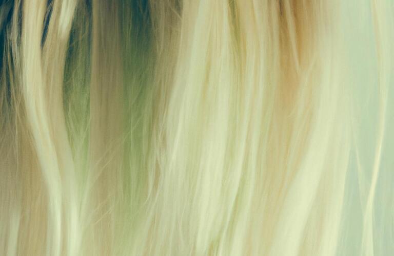 ダメージを抑えたエフェクトブリーチで理想のブロンドヘアへ